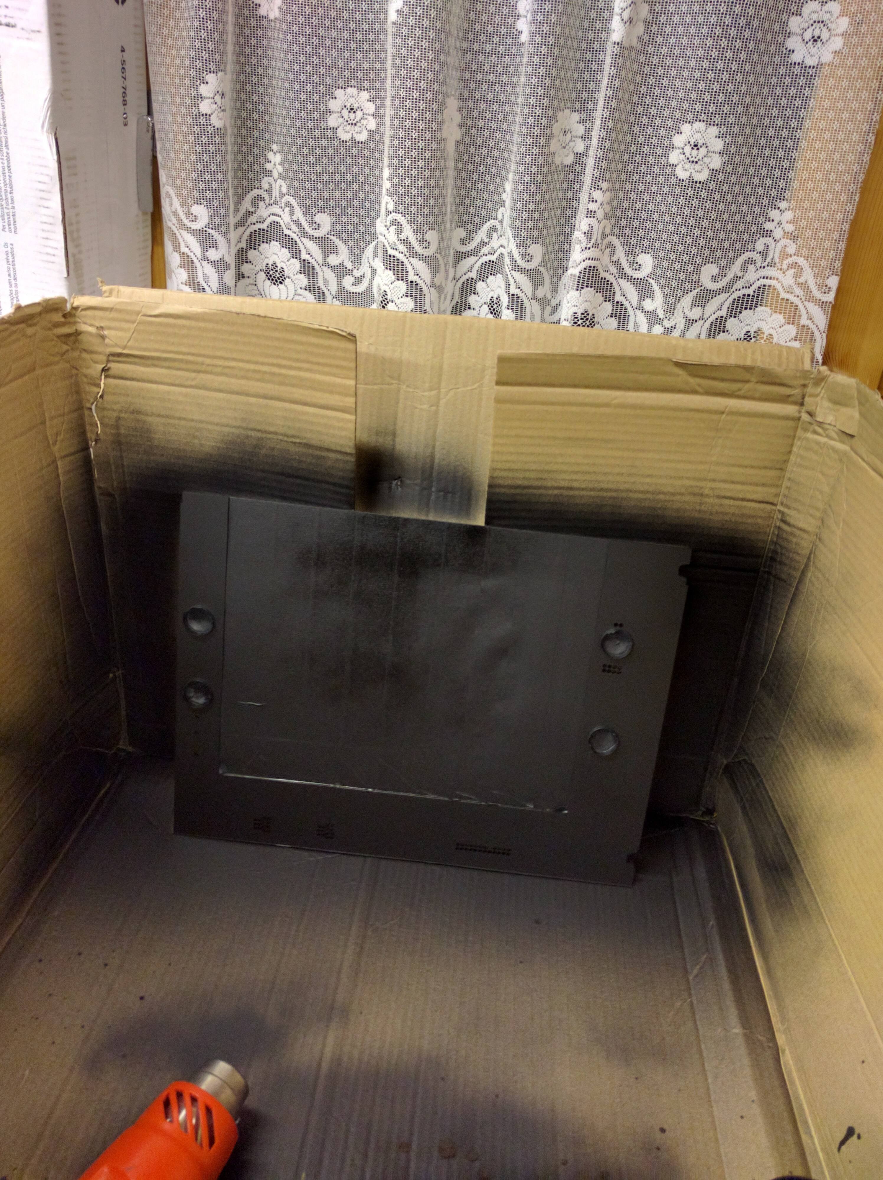 Painting of the backboard with a first coat of white and then a matte black finish.