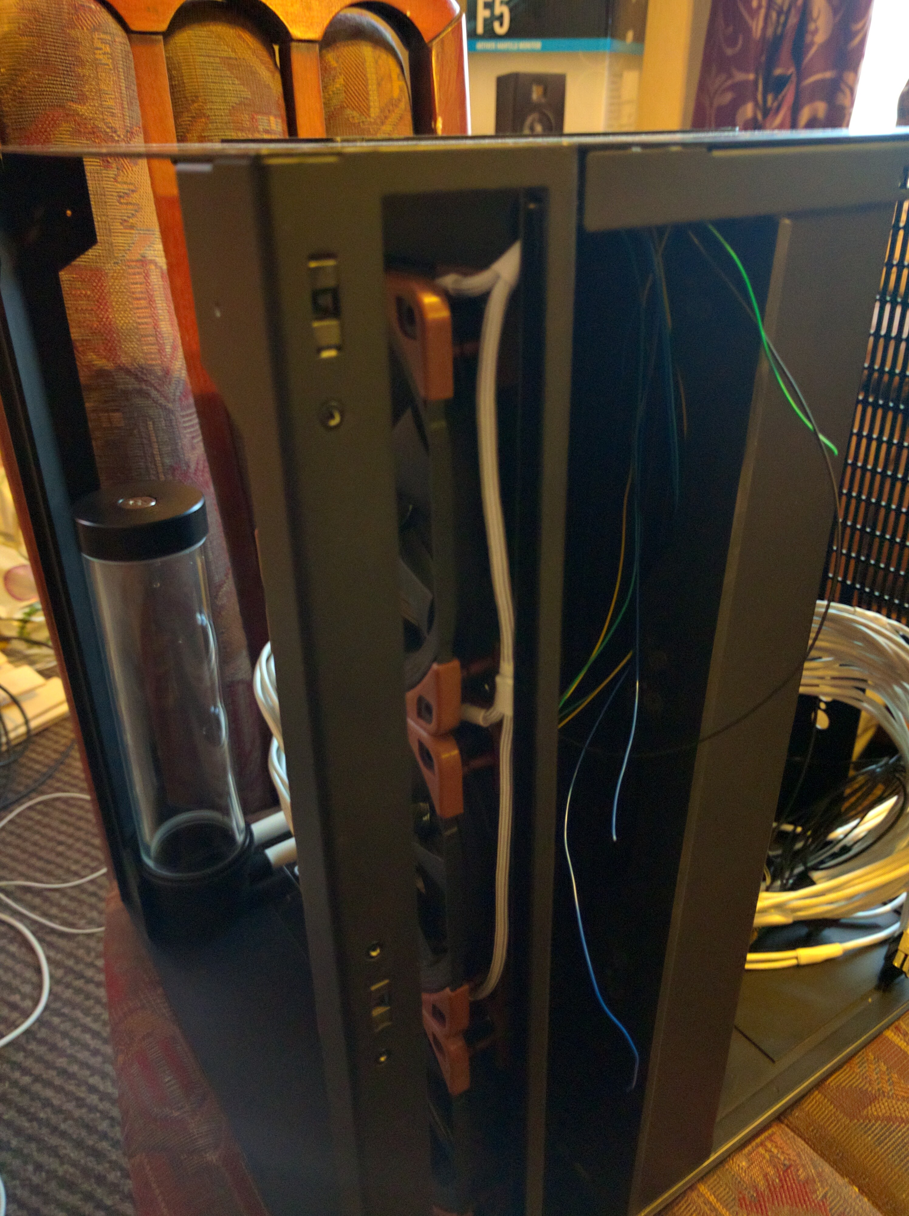 Fans sleeved in white, after finishing this part I decided to undo it and change the sleeve to black.